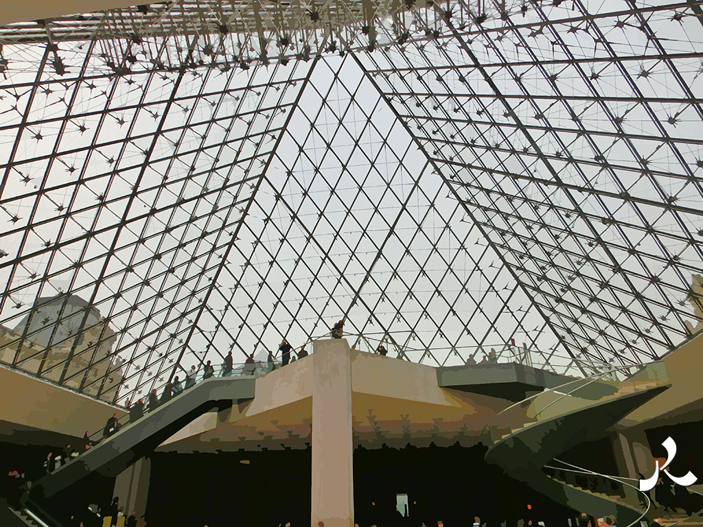 sous la pyramide du Louvre