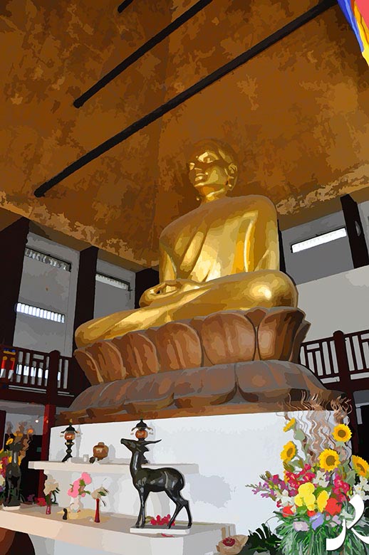 un grand bouddha d'or