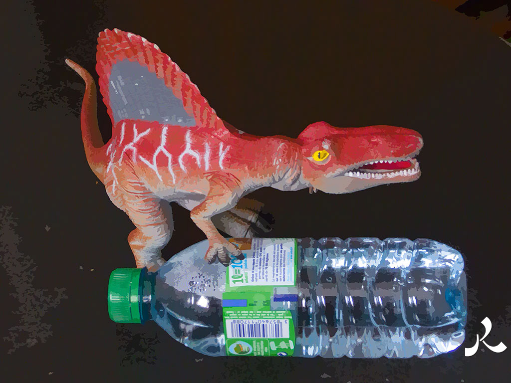 Le dinosaure défend sa bouteille d'eau