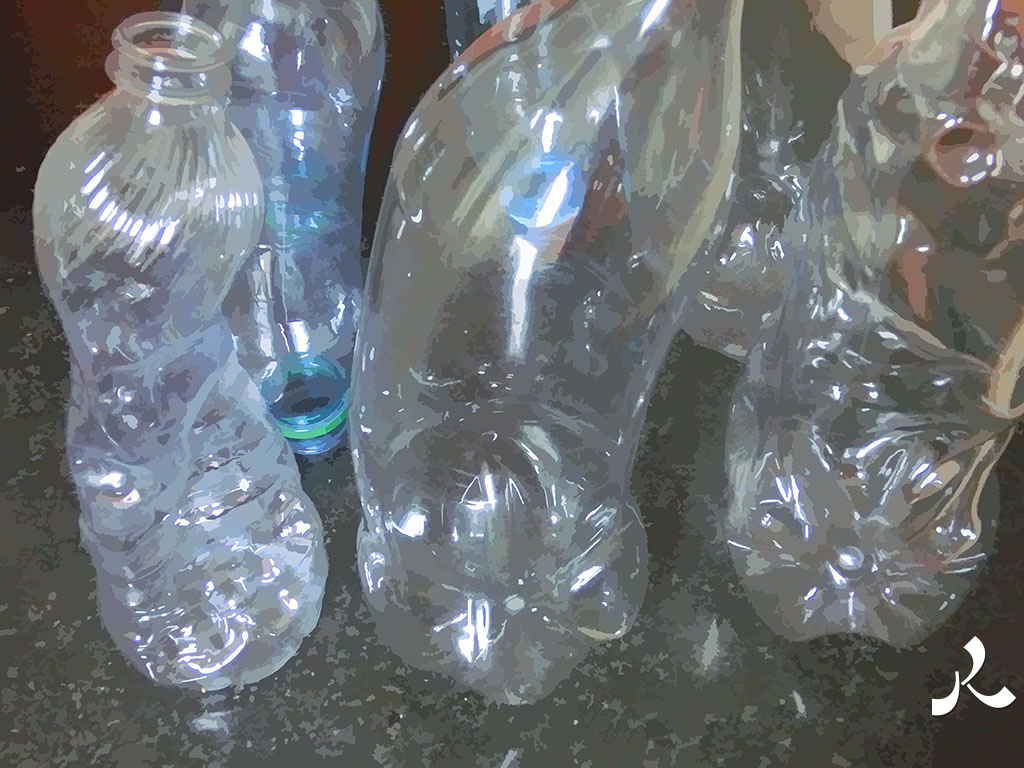 famille de bouteilles en plastique tordues